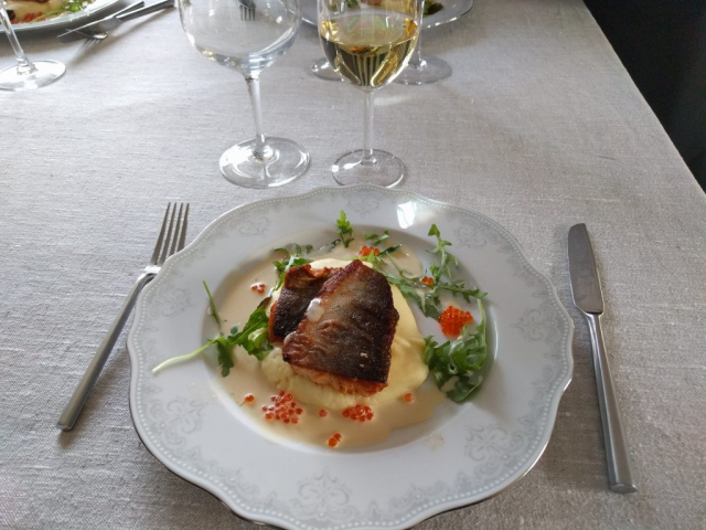 Alla andras förrätt. Fjällröding med potatispuré och vitvinssås.