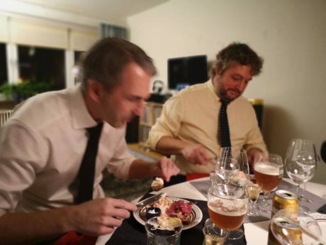 Herr Ordförande äter även så fort att han blir suddig. Herr Lindberg är mer sansad.